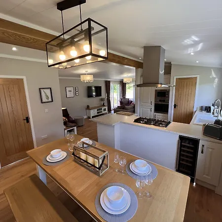 Hollicarrs - Dragonfly Hotel